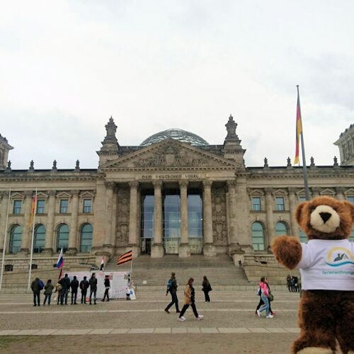 Vor dem Reichstagsgebäude