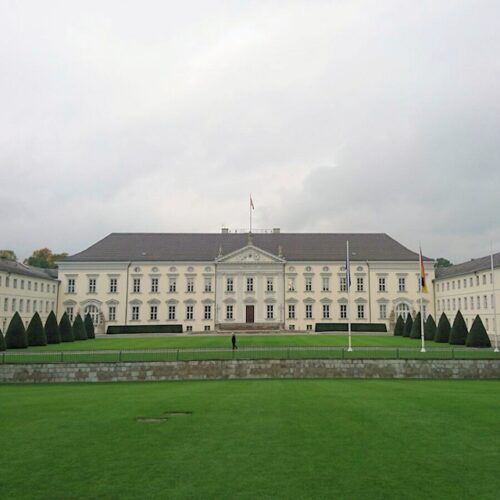 Das Schloss Bellevue in Berlin und der Urlaubär