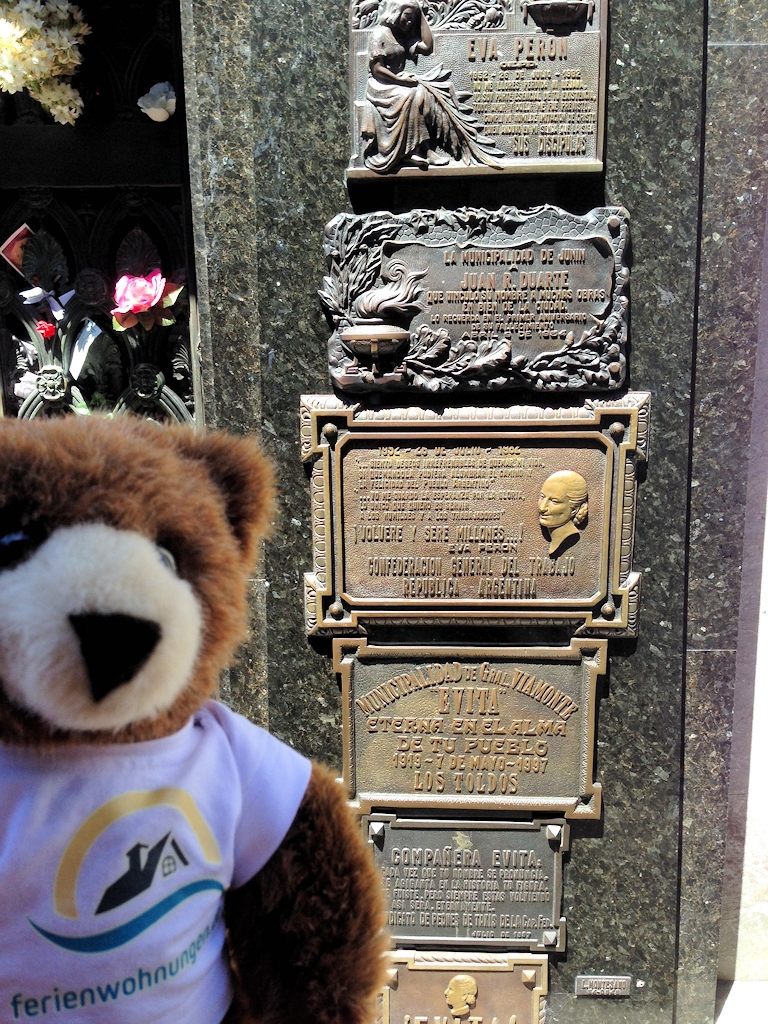 Der Urlaubär am Grab von Eva "Evita" Perón