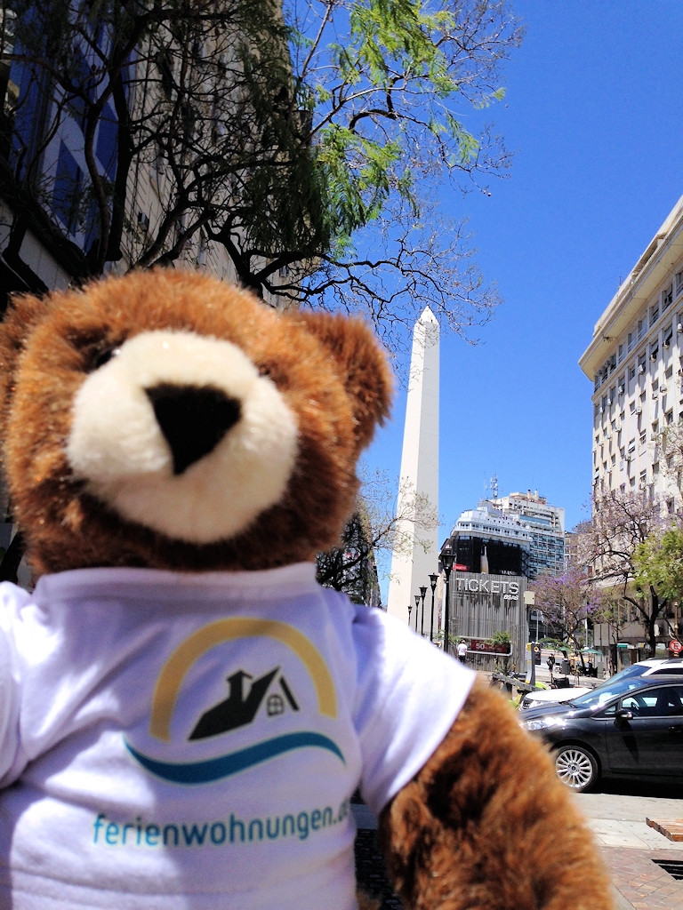 Der Urlaubär vor dem Obelisk von Buenos Aires