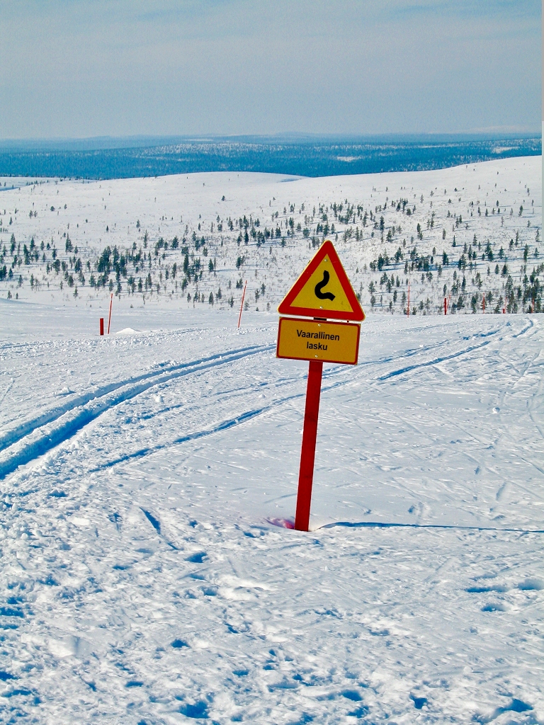 Warnhinweis an der Loipe Abfahrt von Berg Kiilopää
