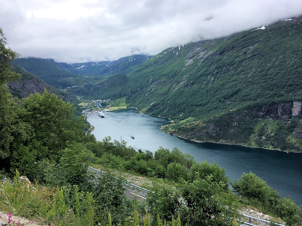 Blick auf den Geirangerfjord von der Adlerstrasse aus