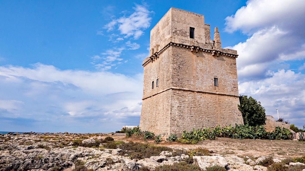 Einer der zahlreichen Sarazenentürme an der Küste von Apulien