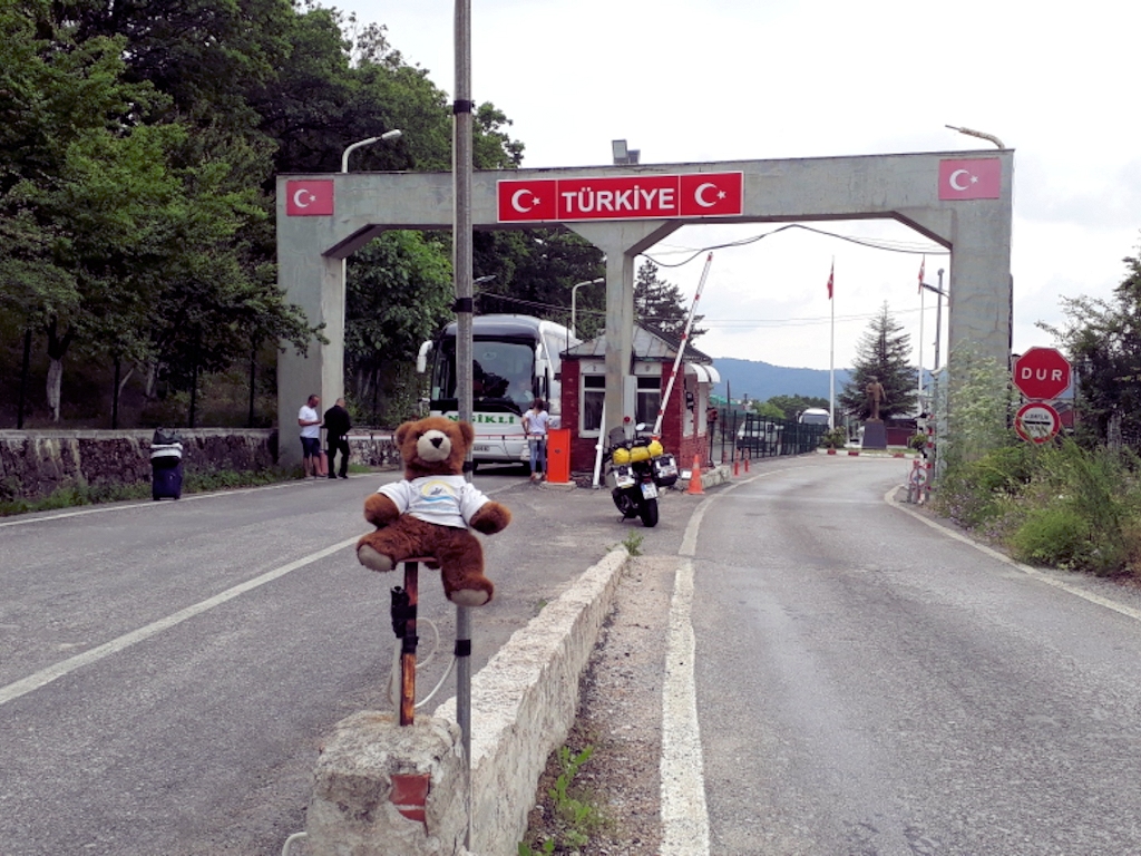 Der Urlaubär an der Grenze bei Tarnovo