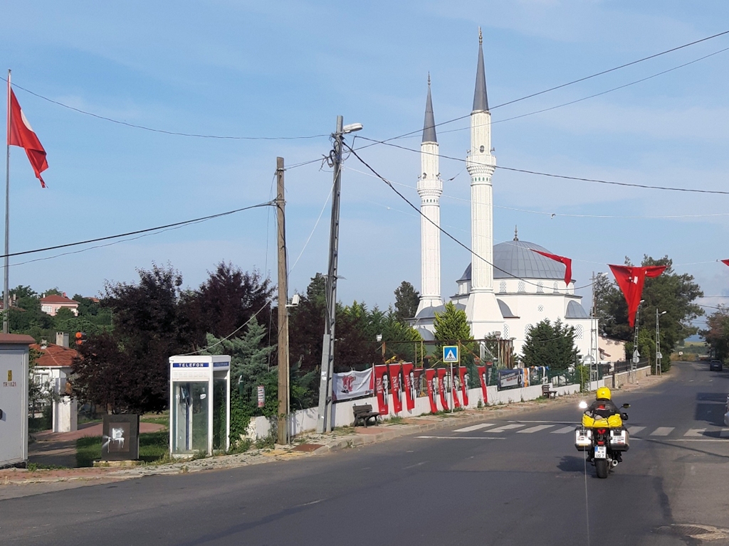 Ulla auf Dorfstraße mit Moschee