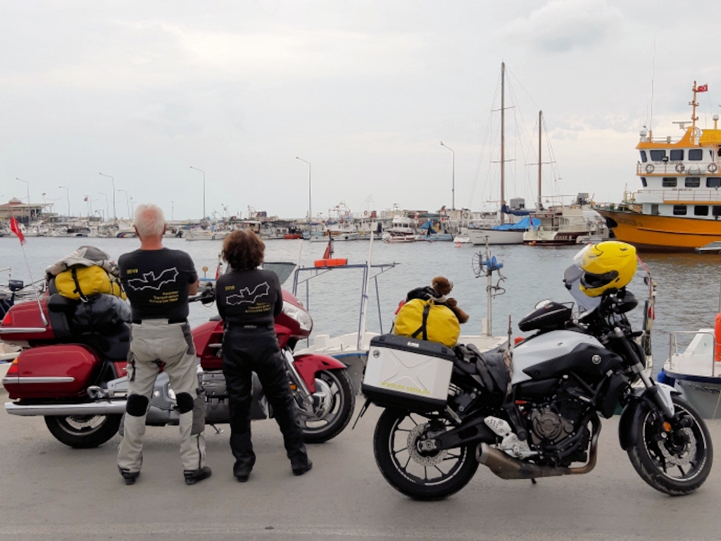 Motorräder am Hafen von Sinop