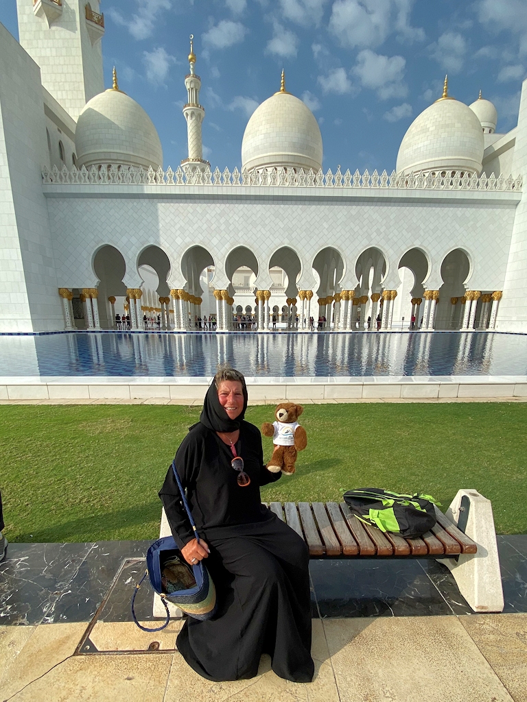 Mit dem Urlaubär vor der Scheich-Zayid-Moschee