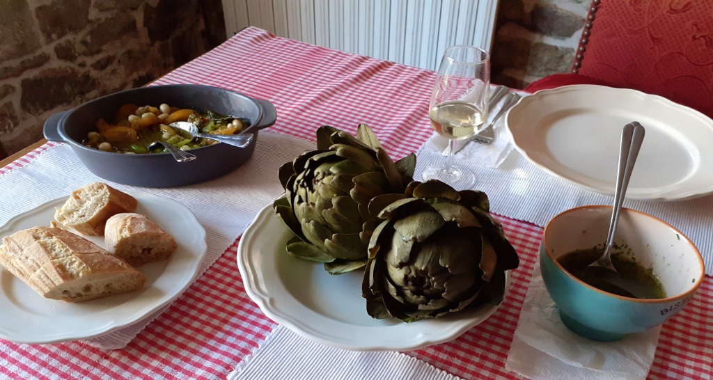 Bretonischer Snack: Salat von frischen weißen Bohnen und Tomaten, gekochte Artischocken in Vinaigrette, Baguette und, natürlich - Cidre