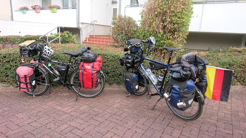 Unsere beiden Schwertransporter: Karens Rad (rote Taschen) wiegt 19 kg, die Taschen 30 kg; Werners Rad (blaue Taschen) 23 kg, die Taschen 35 kg. Plus Trinkwasser.