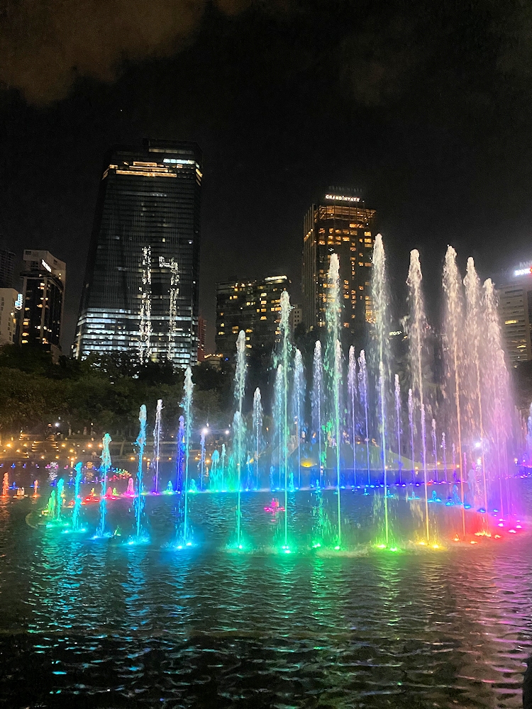 Farbige Wassershow in Kuala Lumpur